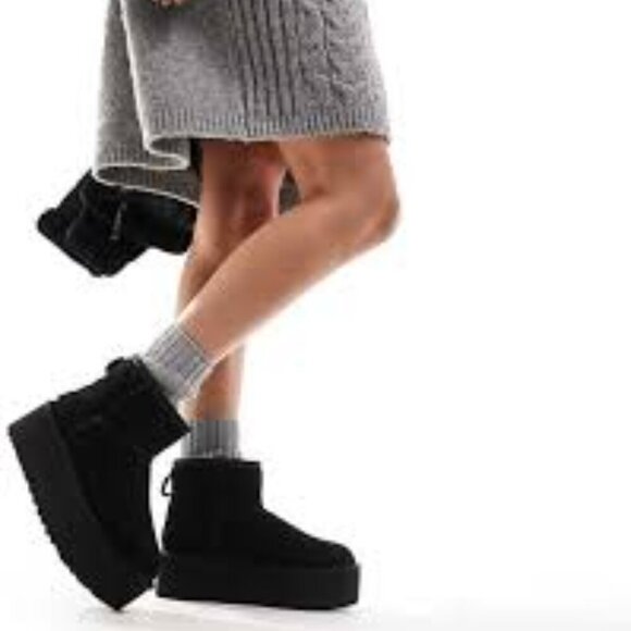 UGG Classic Short Platform Black Winter Boots Sleek Minimalist Design Women Size - Picture 1 of 10